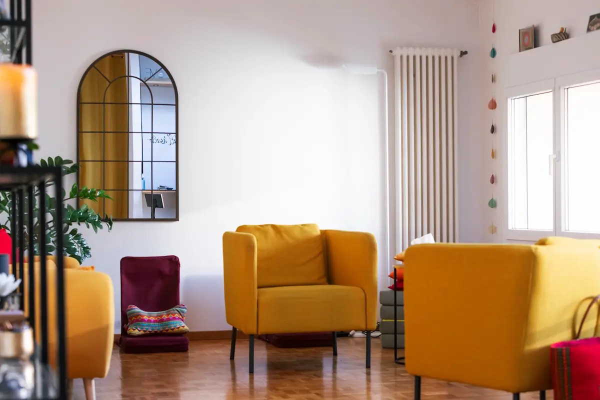 Donna pensierosa in penombra, che riflette su solitudine e separazioni, in cerca di equilibrio emotivo