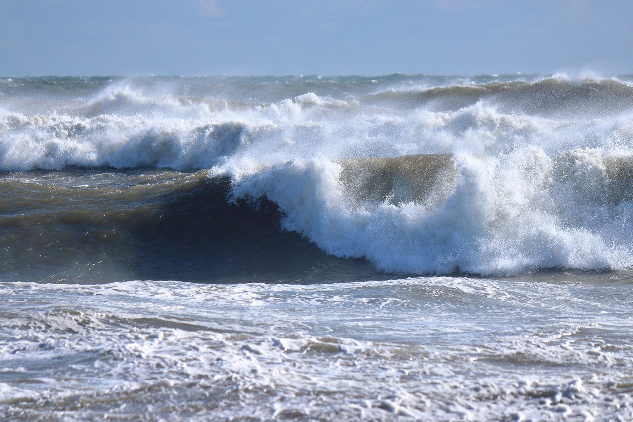 Mano che impila sassolini in equilibrio, simbolo di Mindfulness e serenità per superare solitudine e delusioni da dating