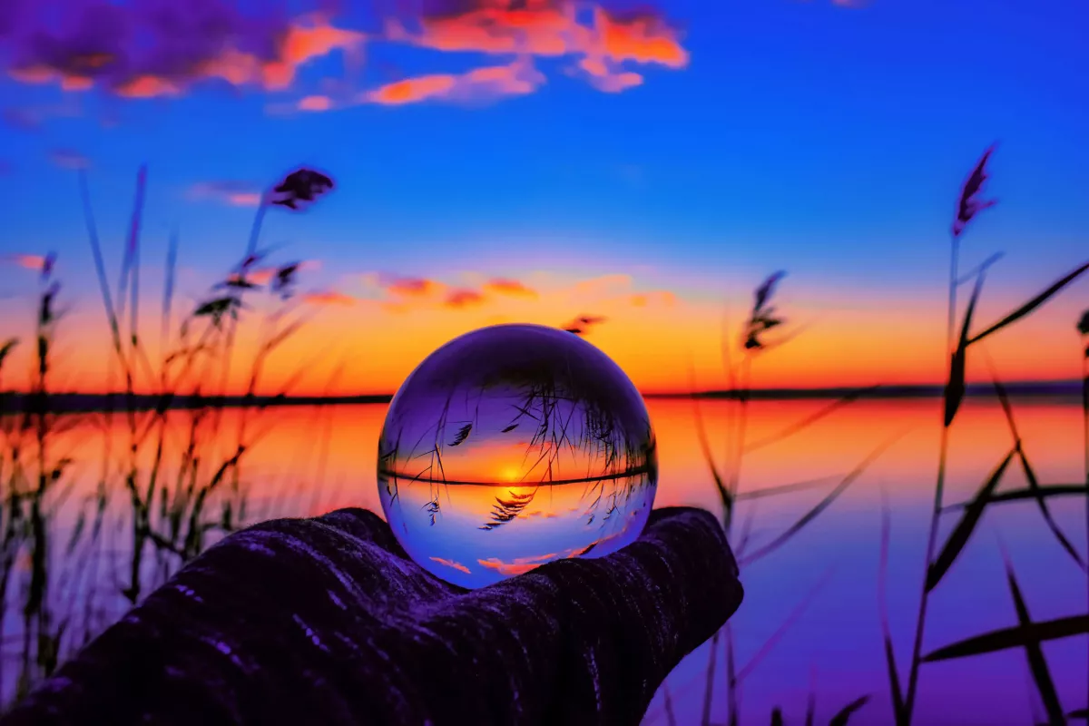 sfera-orizzonte-spazio-per-te. webp Sfera con riflesso dell’orizzonte: simbolo di riflessione interiore e nuove prospettive nel percorso di counseling - Giuseppe Lugnan